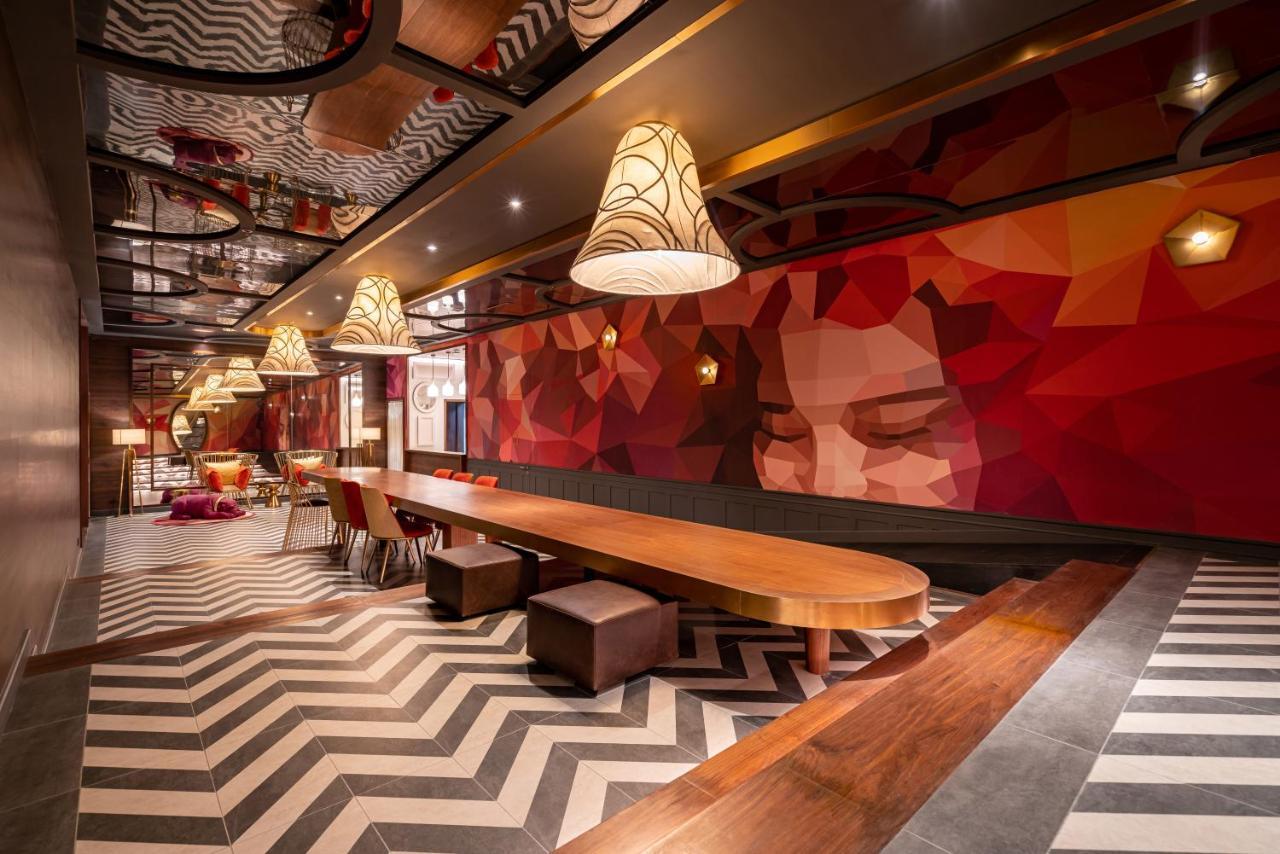 Отель Fusion Original Saigon Centre Хошимин Экстерьер фото Starbucks Reserve Roastery, Shanghai