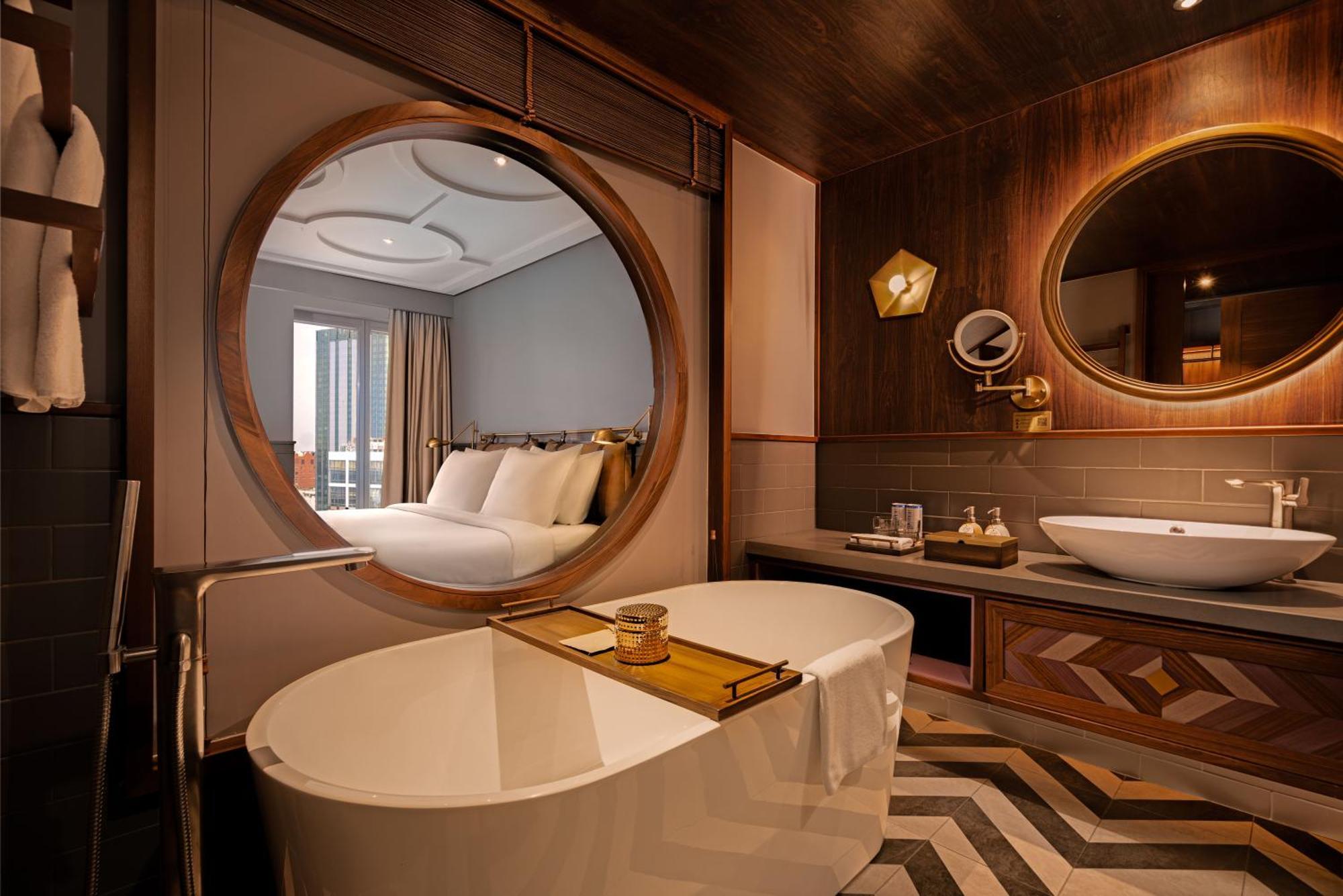 Отель Fusion Original Saigon Centre Хошимин Экстерьер фото Deluxe Suite bathroom